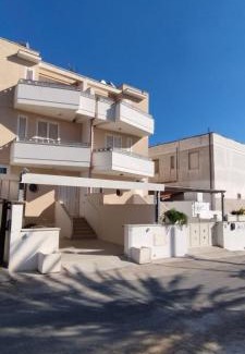 Torre San Giovanni Apartment | LA CASA DI CLAUDIA "attico con strepitosa vista mare 4 posti letto"
