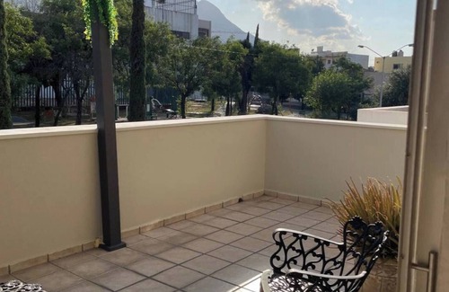 Monterrey House | La Casa Rosa Monterrey - Mountain View and Shopping Mall
