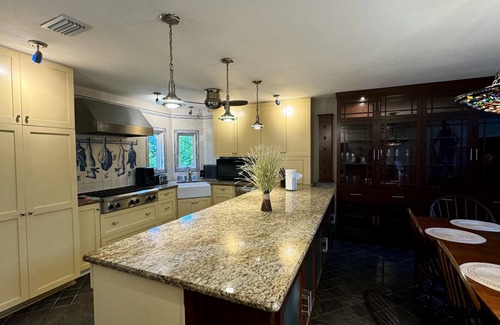 Gainesville House | La Casona: Spacious 6-bedroom house, outdoor pool, and new pickleball court!