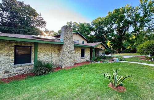 Gainesville House | La Casona: Spacious 6-bedroom house, outdoor pool, and new pickleball court!