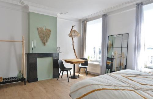 Saint-Laurent Bed & Breakfast | La chambre de Sam - Chambre lit 180 avec SDB privée proche centre ville