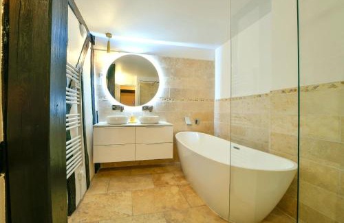 Bourges Apartment | La Dame Blanche - Appartement hypercentre historique - Parking privé