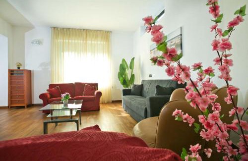 Albate Apartment | LA'DELI - Como - grande appartamento con parcheggio, nefltix, giardino, terrazzo
