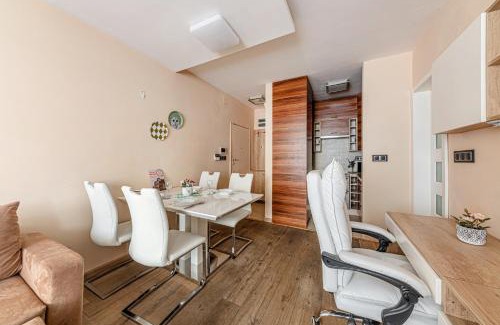 Istvanmezo Apartment | La Dolce Vita -Massage Shower Stay with AC, Balcony near the City Park