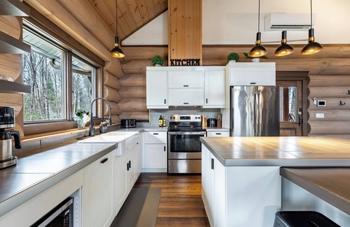 Saint-Faustin-Lac-Carre Ski Chalet | La Flamme des Montagnes 1 | Rustic and Luxurious Log Cabin | Spa | Fireplace