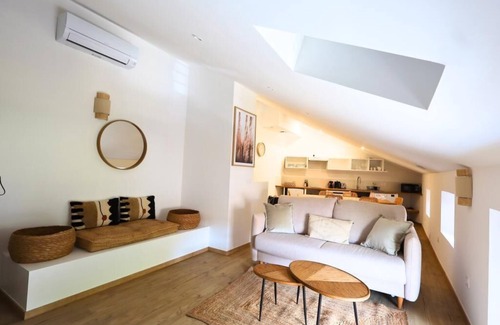 Camaret-sur-Aigues Apartment | La Grande Échappée Bohème - Large Loft Studio