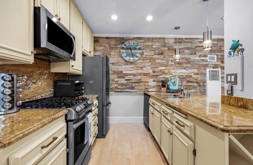 North Pacific Beach Condo | La Jolla/North PB Furnished Vacation Condo Partial Ocean View