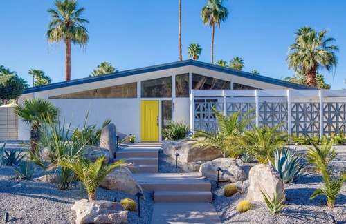 Vista Las Palmas House | La Joya Moderna - Grand Mid Mod Home in Vista La Palmas. Walk to Town