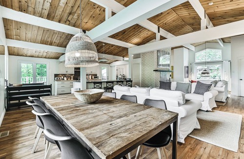 Mont-Tremblant House | La Maison Blanche | Hot tub & Sauna | Tremblant Living