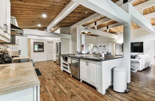 Mont-Tremblant House | La Maison Blanche | Hot tub & Sauna | Tremblant Living