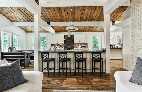 Mont-Tremblant House | La Maison Blanche | Hot tub & Sauna | Tremblant Living