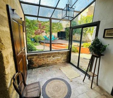 Collias House | LA MAISON D'ÔRÉ - Billard, fléchettes, cheminée