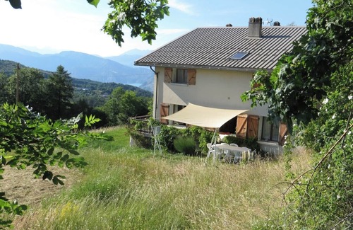 Saint-Vincent-les-Forts Apartment | La Maison Damont : Soleil, Lac, Espace et Calme à 2 pas des Activités