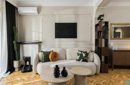 Thessaloniki City Centre Apartment | La Maison de l'Arc- Elegant Stay with Unique View by BiNoBi!