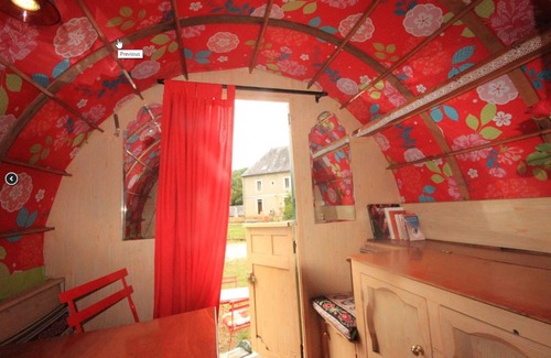 Anlhiac RV Rental | La maison du bonheur - les roulottes - Campsite