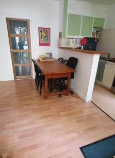 Montreuil House | La maison jaune près du métro