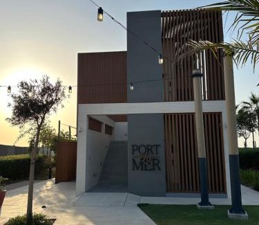 Dubai Apartment | La Mer 1BR Ocean View 4 Pax