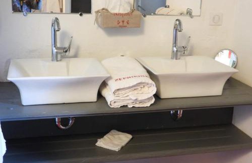Pernes-les-Fontaines Bed & Breakfast | La Nesquière Chambres d'Hôtes