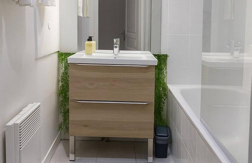 Lunel Apartment | La Perle° Jacuzzi WiFi Parking PV