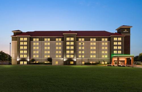 Arlington Hotel | La Quinta by Wyndham Arlington North 6 Flags Dr