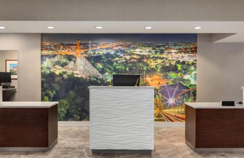 Arlington Hotel | La Quinta by Wyndham Arlington North 6 Flags Dr