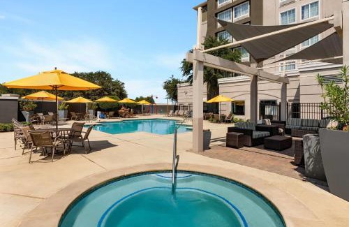 Arlington Hotel | La Quinta by Wyndham Arlington North 6 Flags Dr