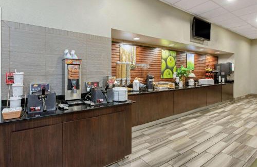 Kenner - Louis Armstrong International Airport Hotel | La Quinta by Wyndham New Orleans Airport