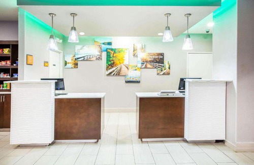 Elkhart Hotel | La Quinta Inn and Suites by Wyndham Elkhart