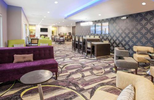 Elkhart Hotel | La Quinta Inn and Suites by Wyndham Elkhart
