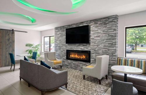 Wayne Hotel | La Quinta Inn by Wyndham Indianapolis Airport Executive Dr