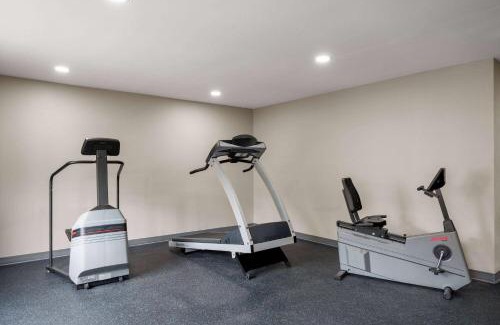 Wayne Hotel | La Quinta Inn by Wyndham Indianapolis Airport Executive Dr