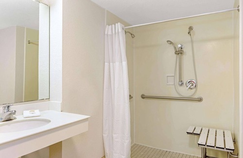 Orlando Hotel | La Quinta Inn by Wyndham Orlando Airport West