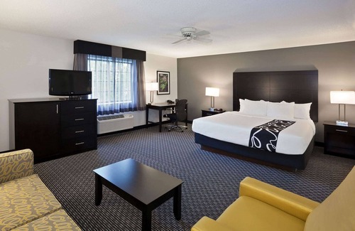 Macedonia Hotel | La Quinta Inn & Suites by Wyndham Cleveland Macedonia
