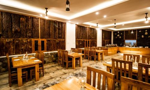 Kanatal Hotel | LA Riqueza Kanatal # Center of Kanatal # Mountain View Rooms # Near to Surkanda Devi Temple # Parking # Rooftop Restaurant with view of Gangotri Mountains