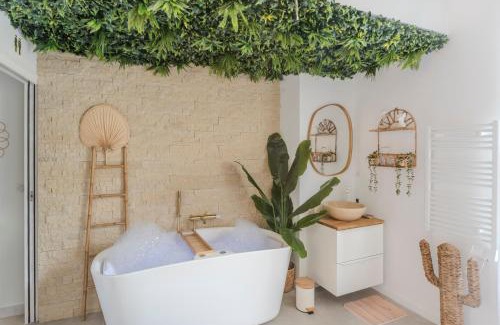 Riou - Petit Juas - Av de Grasse Apartment | La Suite Jardin Secret