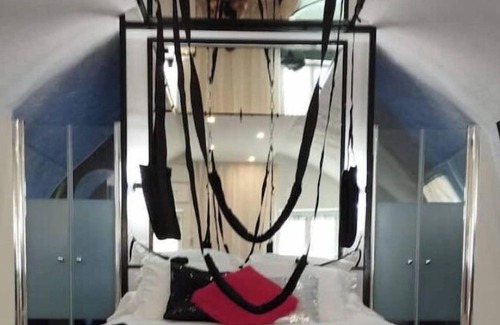 Bouc-Bel-Air Apartment | La Suite Miroirs, Love Room