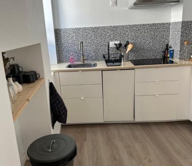Centre Ville Apartment | La terrasse : Appartement chic 2 chambres au coeur de Pau