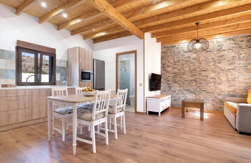 La Solana Villa | 'La Tirajanera 1' with Mountain Views, Shared Pool and Wi-Fi