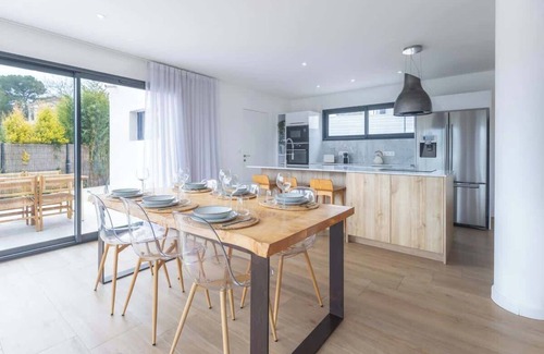 Aubagne House | La Villa J Summary: L
