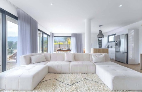 Aubagne House | La Villa J Summary: L