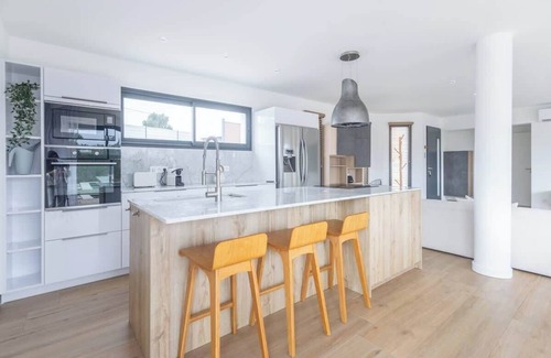 Aubagne House | La Villa J Summary: L