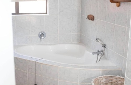 Mtwalume Villa | La Vista Unit - swimming pool, separate bedroom, 2 bathrooms .n