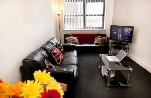 Nottingham City Centre Apartment | Lace Market Apartments - City Centre - 4 Beds Apartment with 2 Bathrooms and full Kitchen in George Street - close to Victoria Centre Shopping Centre and the Mercure Hotel - Outdoor Parking for Cars or Vans at five pounds a day