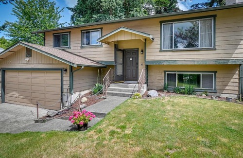 Lacey House | Lacey Home with Backyard - Family and Pet Friendly!