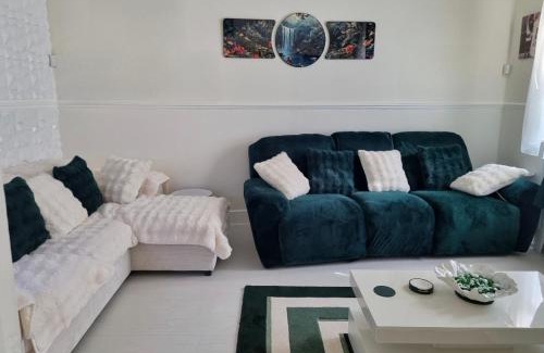 Bow West House | Lackco's Dulux Room for Royals