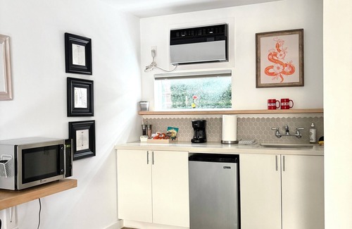 Hyde Park Apartment | "Lady Liberty Inspired Studio 3" Coolest Walkable Montrose Area!
