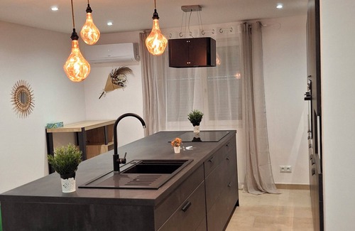 Caissargues Villa | Lady ROSE NîMes : Large Charming House with Garden, Ideal for Groups (14 pers)