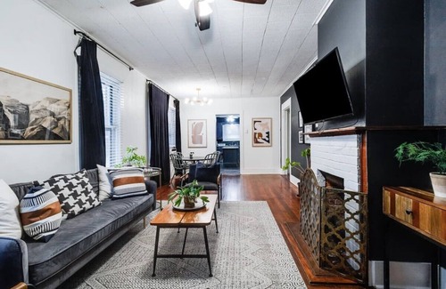 Freetown - Port Rico House | Lafayette Hideaway Private Room with Kitchen & Parking