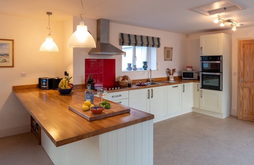 Rhosneigr House | Lagwn Glas: Pet-friendly 2-bed cottage in Rhosneigr