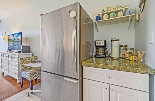 Historic Lahaina Front Street Condo | Lahaina Shores Mountain View Studio 628